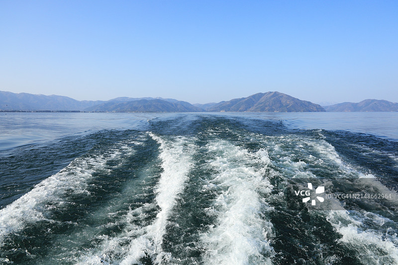 游船驶过琵琶湖的蓝色水域，琵琶湖准国家公园，日本图片素材