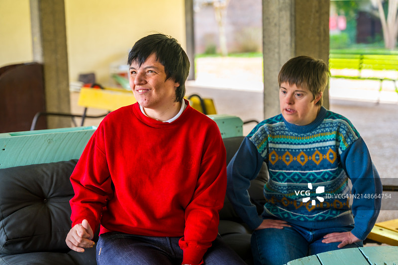 等待午餐的唐氏综合征女性图片素材