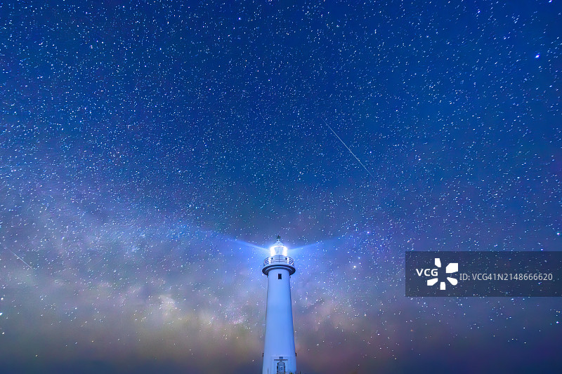 静冈县下田市爪木崎的星空和白色灯塔图片素材