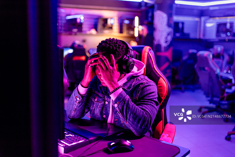 游戏玩家在虚拟冠军赛中遭遇挫折图片素材