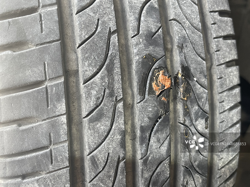 轮胎被钉子扎坏：自己动手修理图片素材