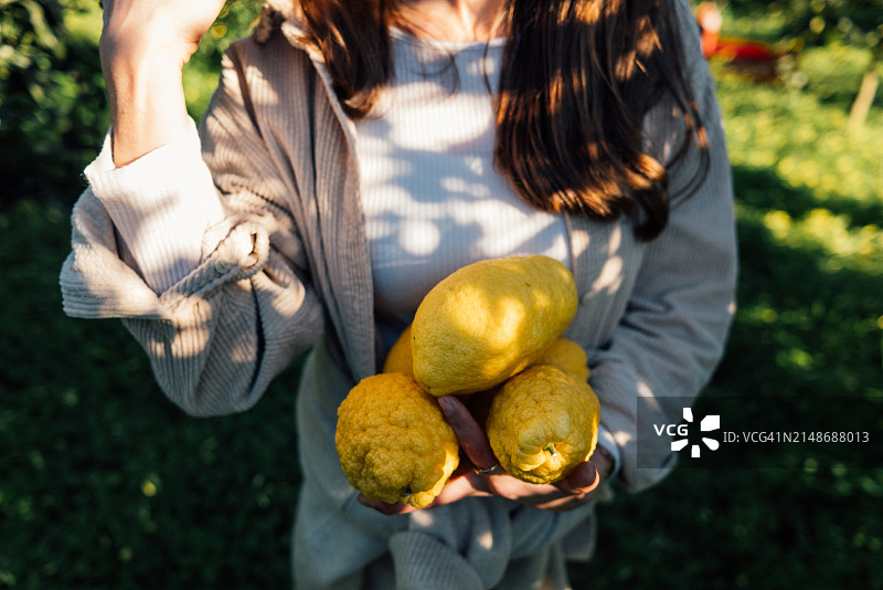 拿着大柠檬的女人图片素材