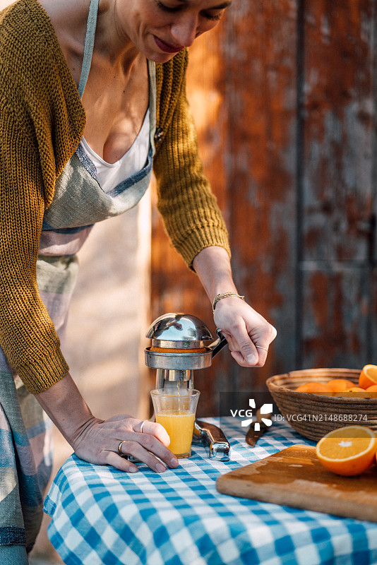 女人制作橙汁图片素材