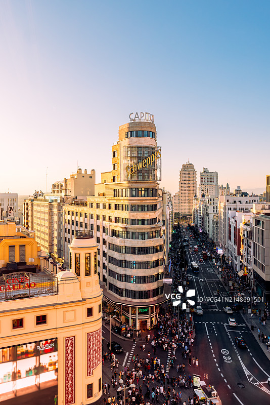 西班牙马德里市中心格兰大道日落鸟瞰图图片素材