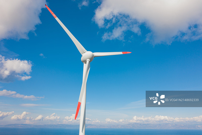 蓝天下的风力涡轮机螺旋桨图片素材