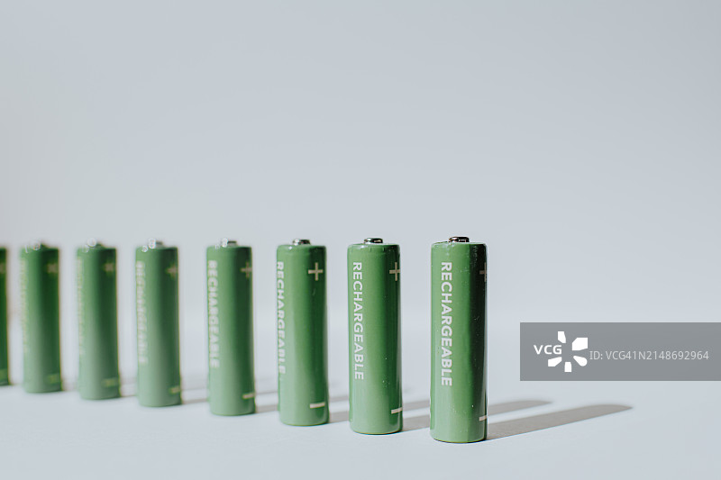 一排绿色AA充电电池图片素材