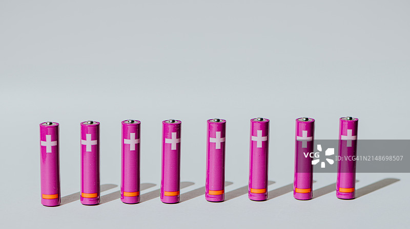 一排紫色AAA电池图片素材