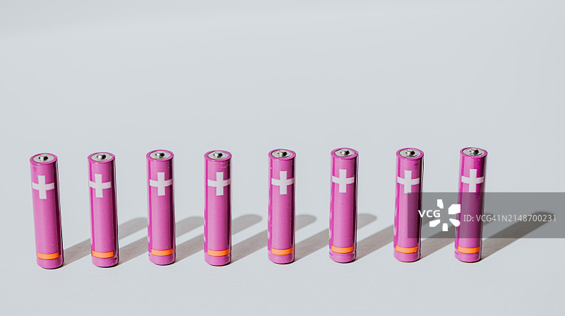 一排紫色AAA电池图片素材
