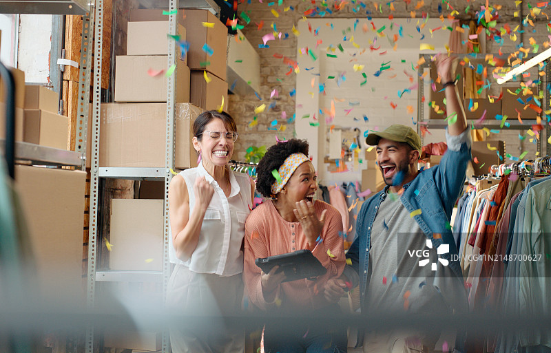 小型企业：电商销售成功庆祝团队，合作运输和职场成就图片素材