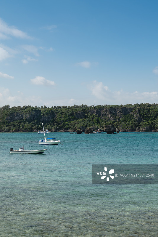游艇停泊在平静的海面上图片素材
