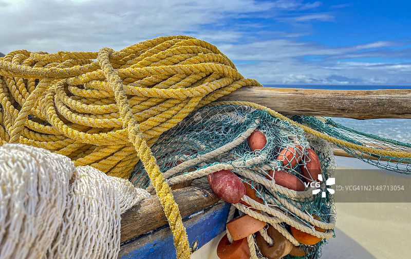 一艘用于远途捕鱼的小艇准备出海，等待潮汐。图片素材