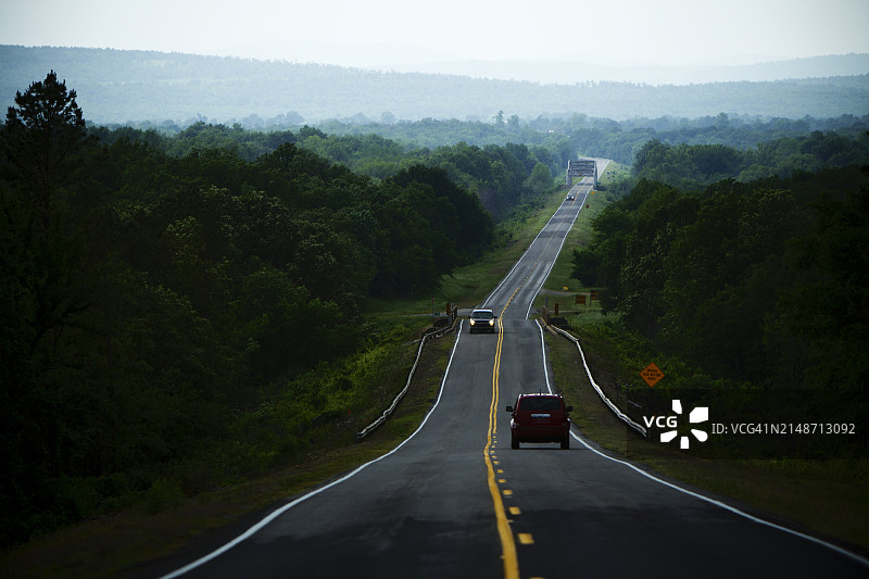 阴天时阿肯色州沃希托山脉高速公路上的交通图片素材