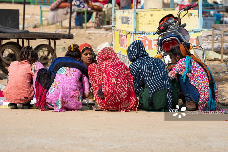 普什卡沙漠集市：拉贾斯坦邦妇女图片素材