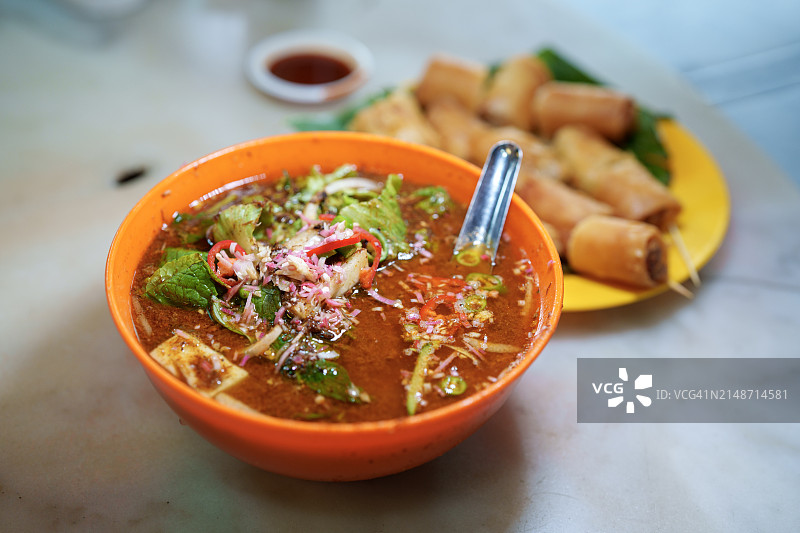 槟城街头小吃：亚参叻沙与炸春卷图片素材