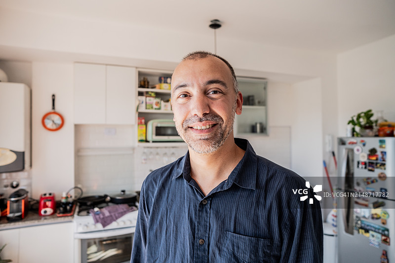 在家中的中年男人图片素材