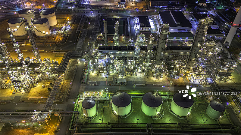 夜间炼油厂航拍图片素材