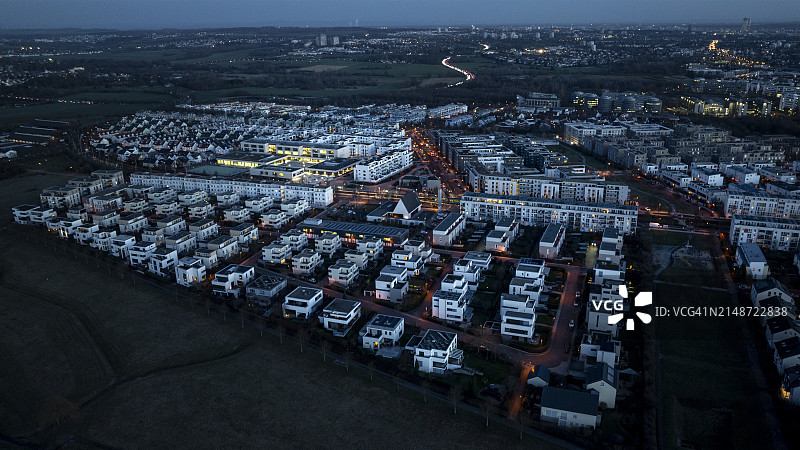 黄昏时分的住宅区图片素材