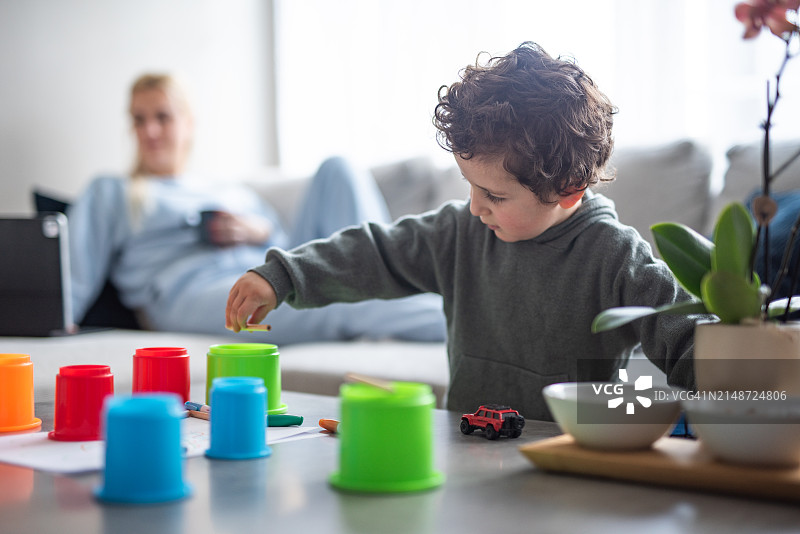 妈妈休息，孩子玩耍图片素材