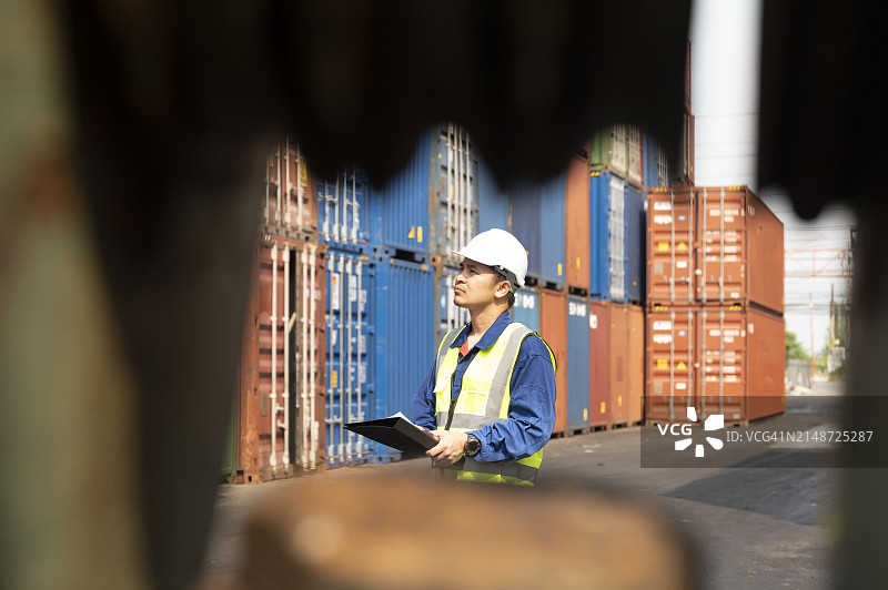 工头在集装箱堆场工作图片素材