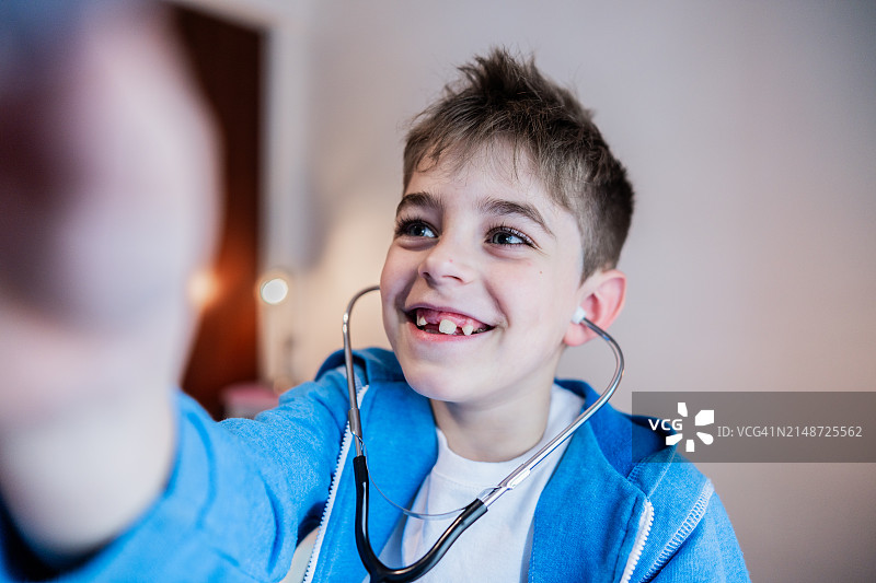 男孩在诊所玩听诊器图片素材