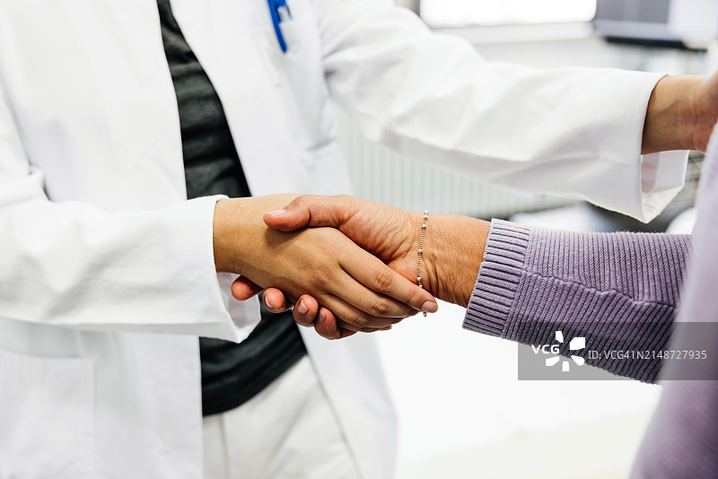 医疗保健中的握手特写镜头图片素材
