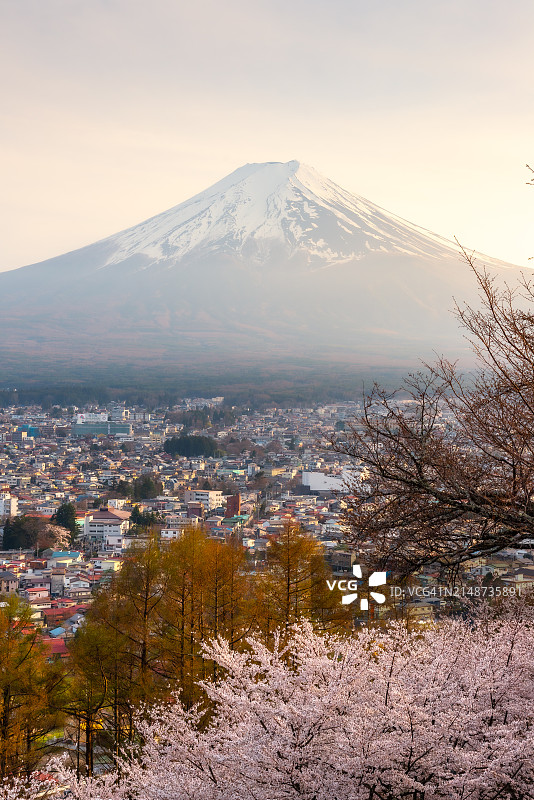 富士吉田市及富士山 Moody 航拍景观图片素材