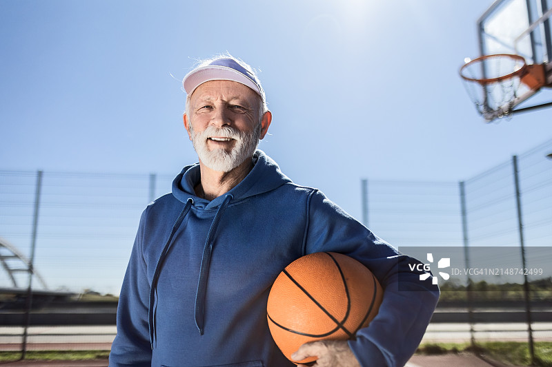 老年男人在篮球场图片素材
