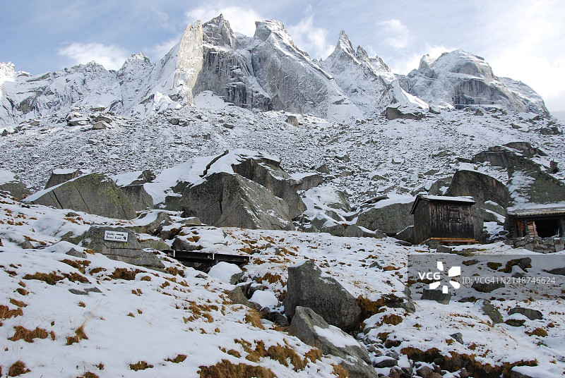 秋雪覆盖下的花岗岩峰图片素材
