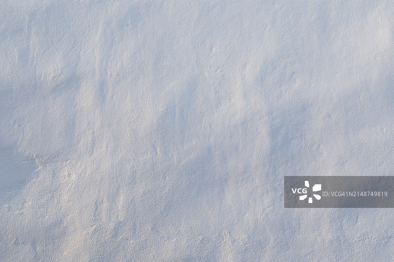 白色不均匀墙面特写，光线柔和，略带蓝色图片素材