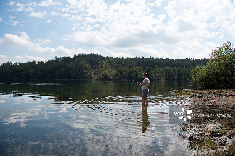 一群女人在德国的湖里钓鱼图片素材