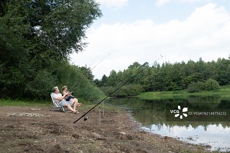 一群女人在德国的湖里钓鱼图片素材