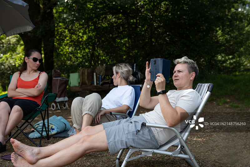 一群女人在德国的湖里钓鱼图片素材