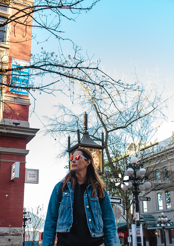 在温哥华煤气镇行走的女人图片素材