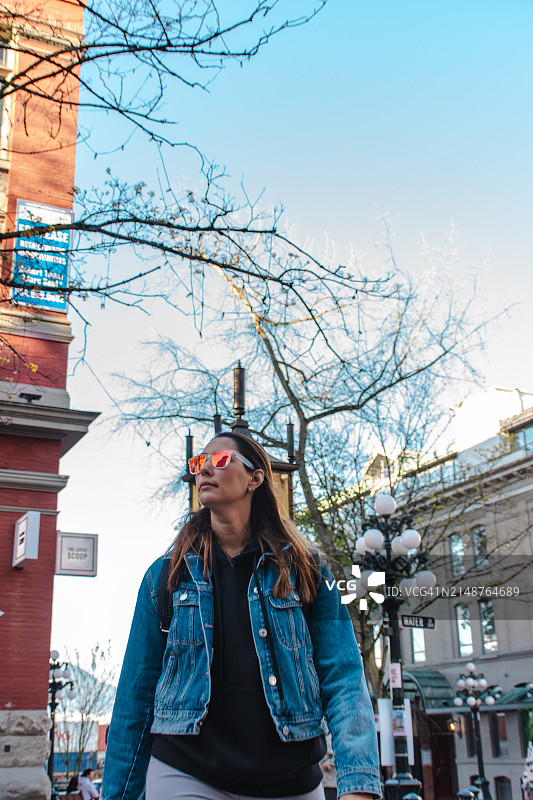 在温哥华煤气镇行走的女人图片素材