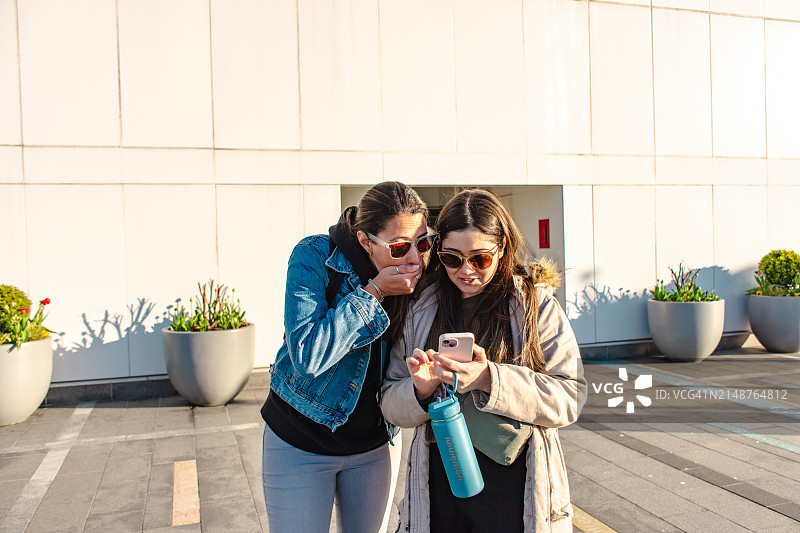 朋友们在温哥华市中心相聚图片素材