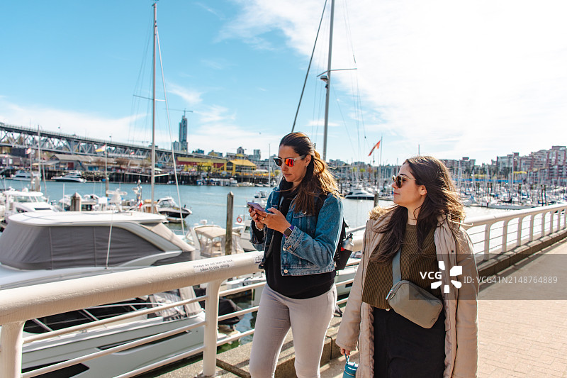 朋友们在温哥华市中心相聚图片素材