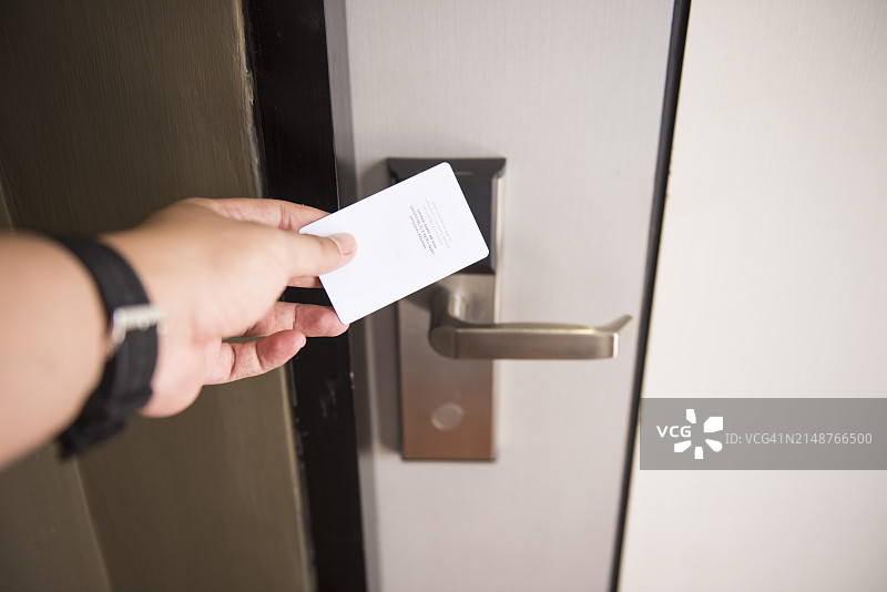 手持房卡开门的主观视角图片素材