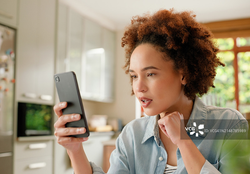 女人在家用手机看新闻，在社交媒体或在线网站上滚动放松图片素材