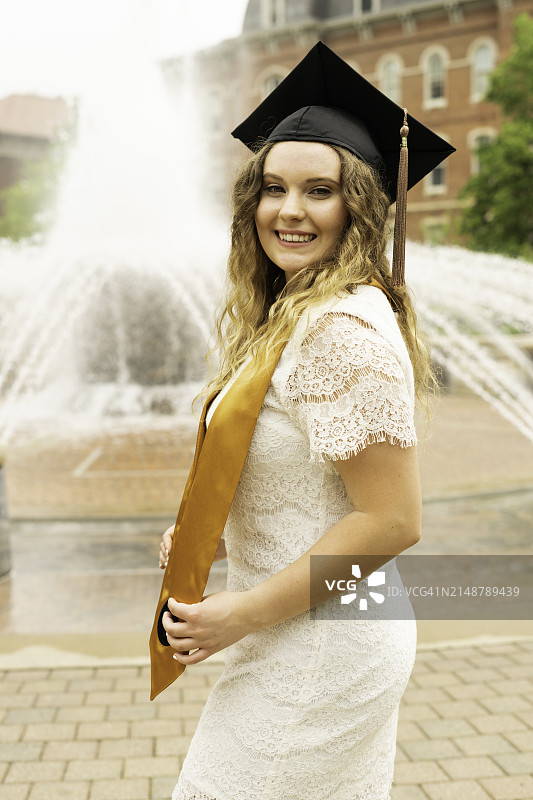 毕业日快乐的女大学生图片素材