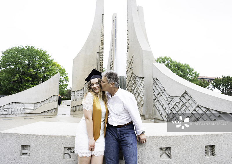 父亲和大学毕业的女儿在毕业典礼上图片素材