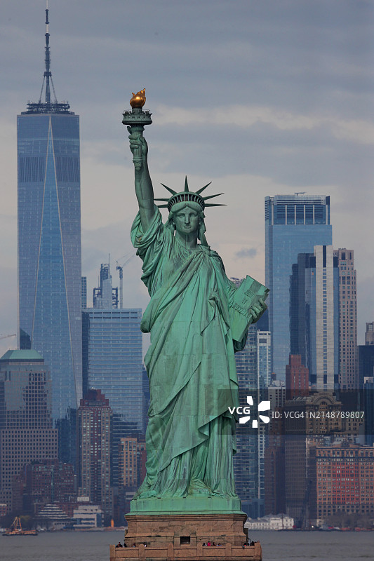 以曼哈顿下城区为背景的自由女神像图片素材