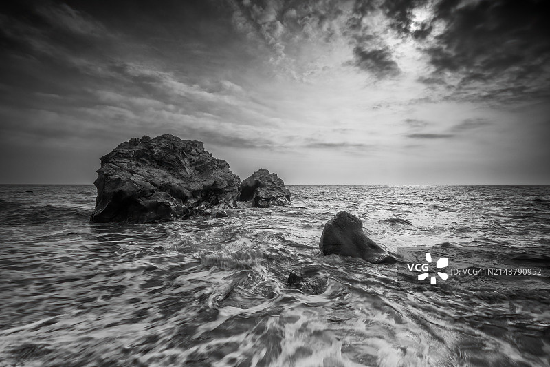 狂野海浪中的岩石图片素材