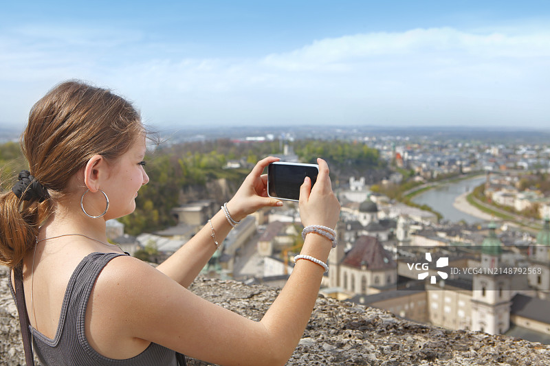 在萨尔茨堡的年轻女孩图片素材