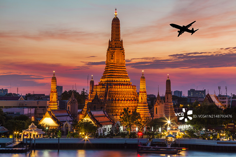 曼谷郑王庙与日落时分的飞机，泰国图片素材