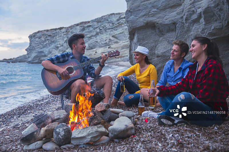朋友们在篝火旁听音乐图片素材