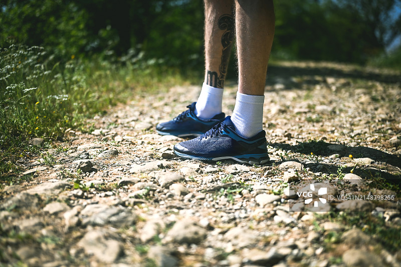 穿着运动鞋的脚图片素材