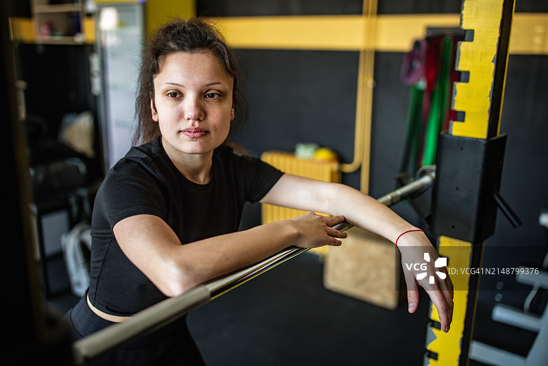 健身女性在健身房图片素材