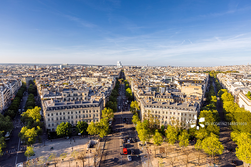 阳光明媚的夏日巴黎城市景观图片素材