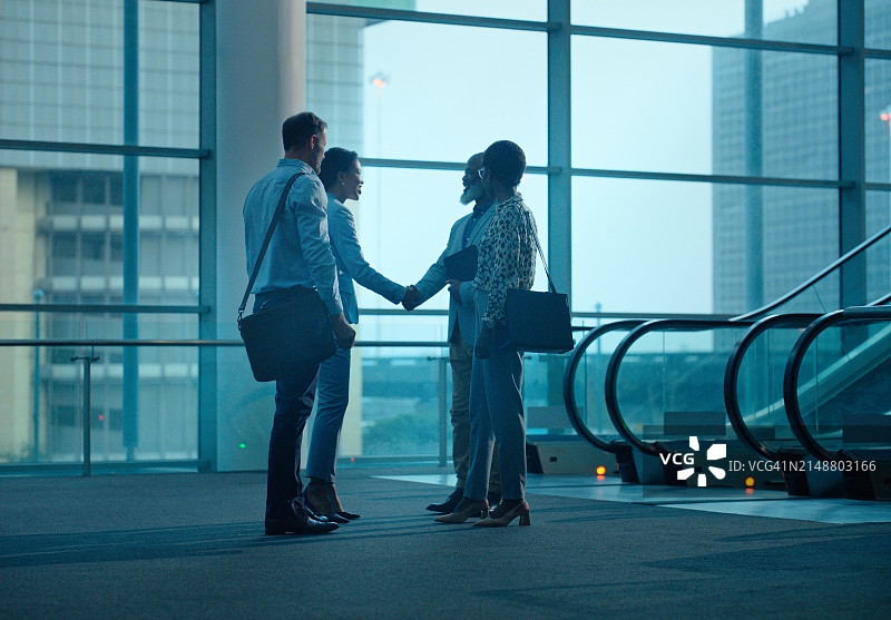 商务人士在会议中握手和团队合作，欢迎或介绍高级首席执行官进行交易，团队握手和合作为了在办公室为客户关系管理提供协作、B2B或问候顾问图片素材