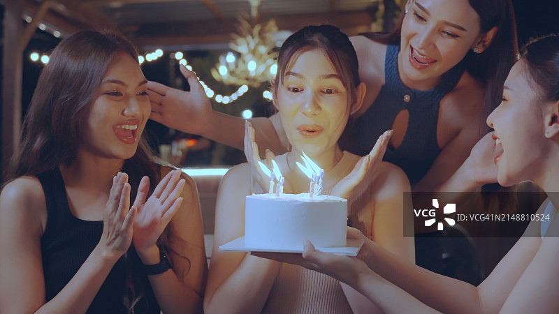 朋友屋顶生日派对唱歌吹蜡烛图片素材